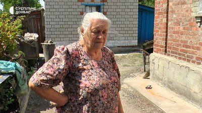 Жінка, чий будинок, пошкоджений обстрілом 17 липня, Костянтинівка, Донецька область