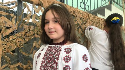 Маскувальні сітки для воїнів: у житомирській бібліотеці діти з дорослими щомісяця плетуть до 30 сіток
