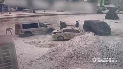 поліцейські пострілами зупиняли чоловіка у сторожинці