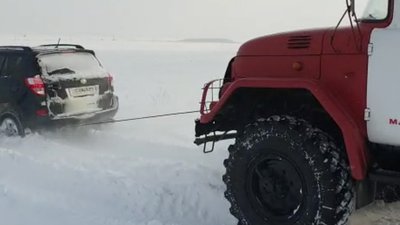 На Буковині зі снігових заметів відбуксували 25 машин та 10 вантажівок