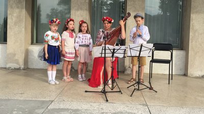 На підтримку ЗСУ: черкаська бандуристка організувала концерт просто неба На підтримку ЗСУ: черкаська бандуристка організувала концерт просто неба