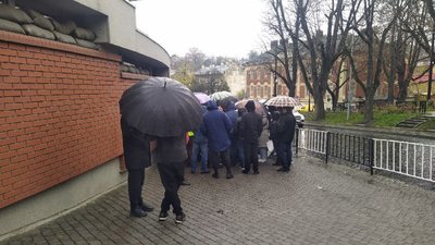 Біля консульства Польщі у Львові зібралися перевізники: що відомо