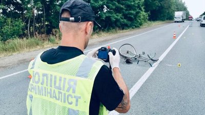 На Івано-Франківщині автомобіль наїхав на велосипедиста. Чоловік помер у лікарні На Івано-Франківщині автомобіль наїхав на велосипедиста. Чоловік помер у лікарні