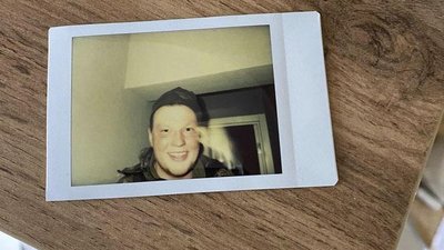 Судитимуть російського військового, який залишив фото у пограбованій квартирі в Ірпені