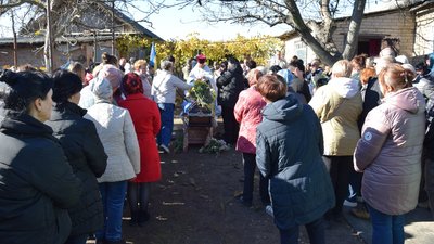 На Кіровоградщині попрощалися з чотирма захисниками, які загинули на війні з Росією На Кіровоградщині попрощалися з чотирма захисниками, які загинули на війні з Росією