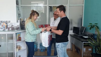 Понад тонну гуманітарної допомоги привезли до Житомира для переселенців волонтери з Нідерландів Понад тонну гуманітарної допомоги привезли до Житомира для переселенців волонтери з Нідерландів