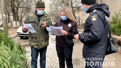 Операція "Новорічна ялинка". В Одесі копи перевіряють точки продажу святкових дерев Операція "Новорічна ялинка". В Одесі копи перевіряють точки продажу святкових дерев