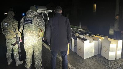 На Закарпатті у 41-річного водія вилучили мікроавтобус з майже 30-ма тисячами безакцизними пачками сигарет