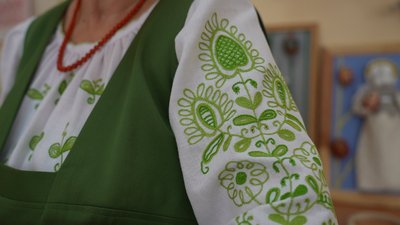 У Сумах навчають створювати традиційні сумські вишиванки У Сумах навчають створювати традиційні сумські вишиванки