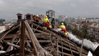 У зруйнованому готелі "Україна" в Чернігові почали розбирати дах У зруйнованому готелі "Україна" в Чернігові почали розбирати дах