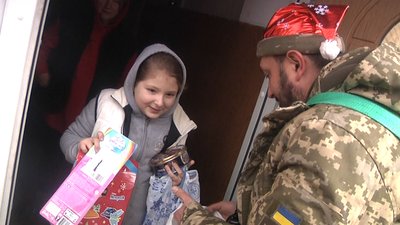 Гостинці військовим та місцевим: волонтери привезли новорічні подарунки до Бахмута Гостинці військовим та місцевим: волонтери привезли новорічні подарунки до Бахмута