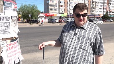 У Черкасах нова тактильна плитка для незрячих впирається в стовп електромережі