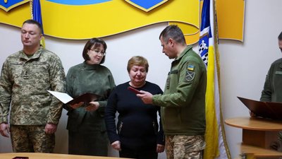 У Житомирі рідним загиблих за Україну воїнів передали державні нагороди У Житомирі рідним загиблих за Україну воїнів передали державні нагороди
