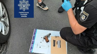 У Києві чоловік погрожував патрульним зброєю через перекриті дороги. Його затримали