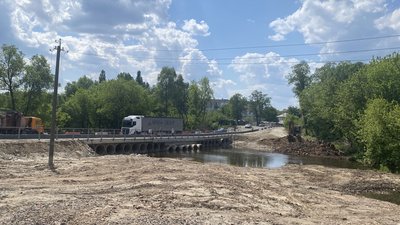 На Житомирщині продовжують реконструкцію зруйнованої переправи – укладають асфальт На Житомирщині продовжують реконструкцію зруйнованої переправи – укладають асфальт
