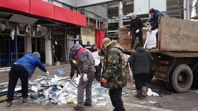 прибирають наслідки обстрілу 