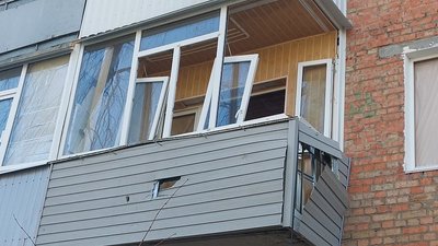 У Сумах багатоповерхівка понад місяць без газу та вікон через вибухову хвилю від обстрілу У Сумах багатоповерхівка понад місяць без газу та вікон через вибухову хвилю від обстрілу
