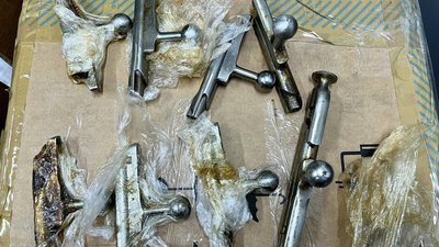 Пересилали частини зброї. Службова собака Грета Київської митниці виявила порушників Пересилали частини зброї. Службова собака Грета Київської митниці виявила порушників