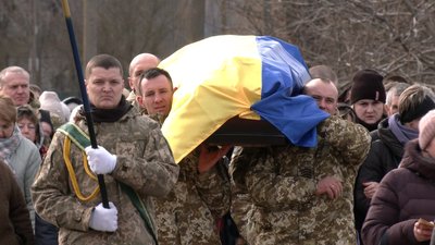 "Зник безвісти, а потім збіг ДНК": на Чернігівщині попрощалися прикордонника "Зник безвісти, а потім збіг ДНК": на Чернігівщині попрощалися прикордонника