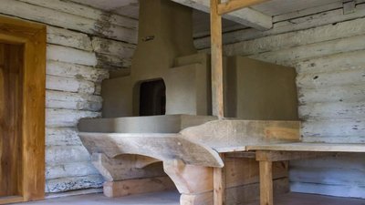 У 200-літній хаті, яку забрали з Рівного у Ладомирію, змурували "піч на санях"