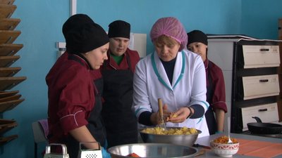 На Черкащині в ліцеї учні-волонтери готують страви для ЗСУ На Черкащині в ліцеї учні-волонтери готують страви для ЗСУ