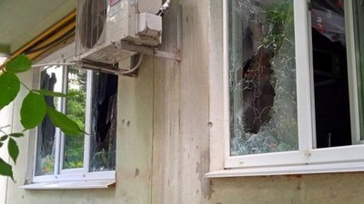 У мікрорайоні Кривого Рогу, що зазнав обстрілу військ РФ, відновлюють пошкоджені будинки