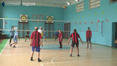 Серед працівників освіти Хмельницького триває турнір з волейболу