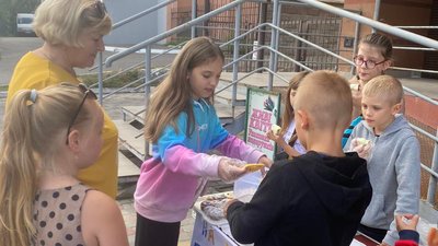 Діти вирішили продати іграшки: у Рівному мешканці багатоповерхівки зібрали гроші для пораненого бійця Діти вирішили продати іграшки: у Рівному мешканці багатоповерхівки зібрали гроші для пораненого бійця