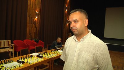 У Житомирі 20 дітей одночасно грали в шахи з міжнародним майстром Ігорем Випханюком