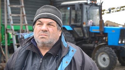 "Будемо тут до останнього": як працюють у фермерському господарстві в селі Зарічне, в яке торік влучила російська ракета "Будемо тут до останнього": як працюють у фермерському господарстві в селі Зарічне, в яке торік влучила російська ракета