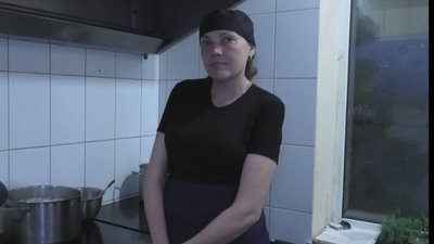 "Складно було, потім ми вже навчились". Як у Нікополі під постійними обстрілами працює ресторан італійської кухні