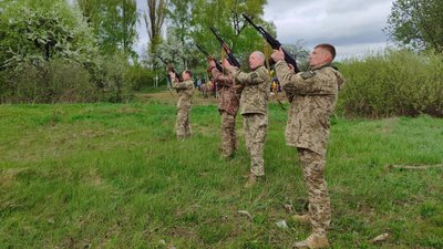 На Чернігівщині попрощалися з військовим Олександром Авраменком, який загинув на Донеччині На Чернігівщині попрощалися з військовим Олександром Авраменком, який загинув на Донеччині