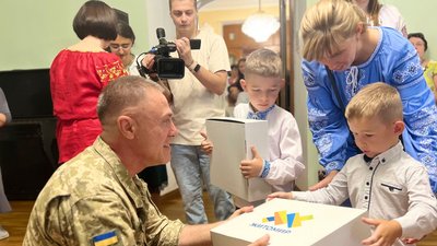 Худі, кулон та термос із емблемою роду військ тата: у Житомирі дітям загиблих воїнів передали іменні подарунки Худі, кулон та термос із емблемою роду військ тата: у Житомирі дітям загиблих воїнів передали іменні подарунки
