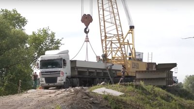 В Івано-Франківську майже завершили будівництво полотна моста у Пасічну