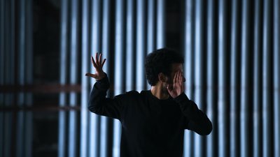 У Чернівцях актори читатимуть п'єсу в дворі університету та збиратимуть гроші для ЗСУ