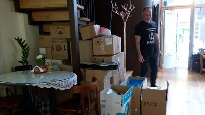 У кав’ярні Івано-Франківська волонтери збирають допомогу для дітей-переселенців У кав’ярні Івано-Франківська волонтери збирають допомогу для дітей-переселенців