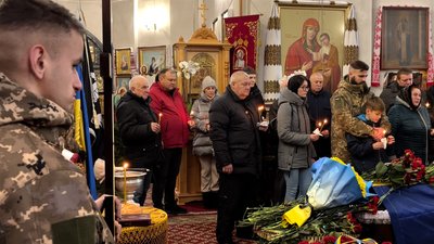 Від пасічника до розвідника: у Чернігові прощалися з Ігорем Сокоринським, який загинув під Бахмутом Від пасічника до розвідника: у Чернігові прощалися з Ігорем Сокоринським, який загинув під Бахмутом