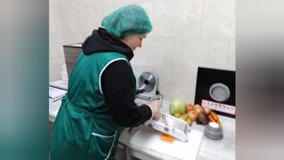 Тримають кулінарний фронт. У громаді на Дніпропетровщині налагодили виробництво сухих супів для українських бійців