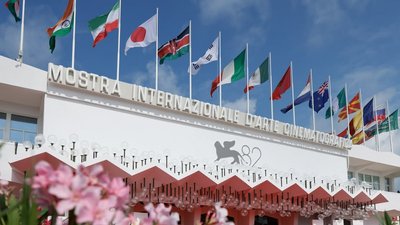 Прапор Росії на Венеційському кінофестивалі 2025 року