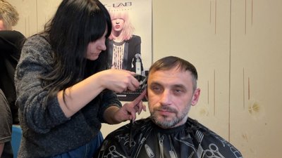 У луцькому госпіталі перукарки безплатно стрижуть військових — Олександр Миронюк У луцькому госпіталі перукарки безплатно стрижуть військових — Олександр Миронюк