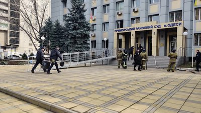 В Одесі обвинувачений з гранатою взяв у заручники двох суддів