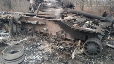 Біля Московського Бобрику на Сумщині артилерія знищила танкову колону РФ Біля Московського Бобрику на Сумщині артилерія знищила танкову колону РФ