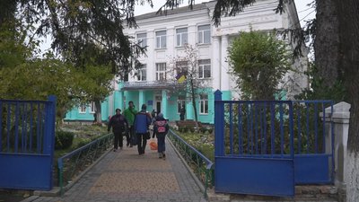У Тульчині діти їздили до школи на поліційних автівках