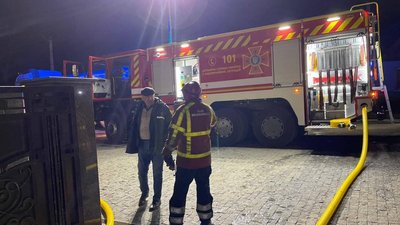 На Закарпатті в селі Іза через пожежу в сауні ледь не згоріли два житлові будинки На Закарпатті в селі Іза через пожежу в сауні ледь не згоріли два житлові будинки