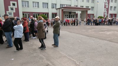 Черги є: у восьми школах Рівного почали видавати борошно від ООН