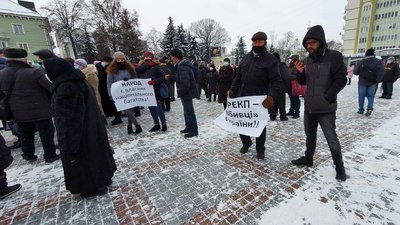 "Зупинимо тарифний геноцид": рівняни вийшли на акцію протесту "Зупинимо тарифний геноцид": рівняни вийшли на акцію протесту