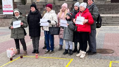 У Тернополі маріупольці провели акцію до річниці авіаудару по драмтеатру У Тернополі маріупольці провели акцію до річниці авіаудару по драмтеатру