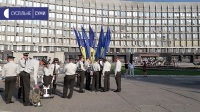 У центрі Сум на новий флагшток підняли прапор України (ФОТО) У центрі Сум на новий флагшток підняли прапор України (ФОТО)