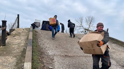 Через підірваний міст. Волонтери передали гуманітарку допомогу селу на Миколаївщині