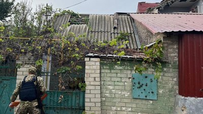 Зруйнований обстрілами РФ будинок